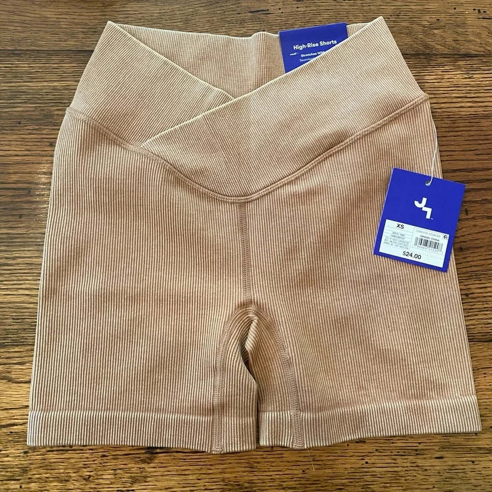 NWT JoyLab™ Women's Cross Waistband Bike Shorts 4"
Beige XS and XL - Picture 2 of 3